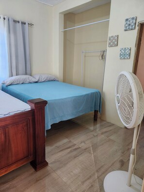 1 chambre, fer et planche à repasser, literie fournie