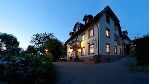 Un edificio de dos pisos con un letrero que dice "Kellerhaus".