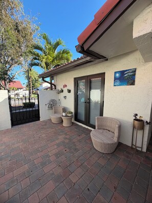 Terrace/patio - Cozy 1-bedroom studio in marvelous Miami with AC (Miami)