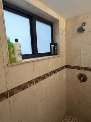 Dusche, Haartrockner, Handtücher, Seife