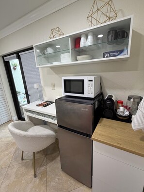 Fridge, microwave, coffee/tea maker, toaster - Cozy 1-bedroom studio in marvelous Miami with AC (Miami)
