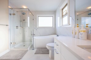 Hair dryer, towels, soap, shampoo - Beautiful 4-bedroom house in Vancouver perfect for your getaway (Vancouver)