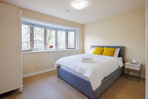 4 bedrooms, desk, free WiFi, bed sheets