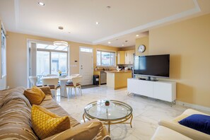 Smart TV, fireplace - Beautiful 4-bedroom house in Vancouver perfect for your getaway (Vancouver)