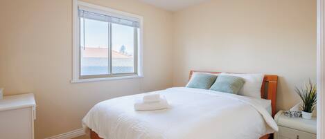 4 bedrooms, desk, free WiFi, bed sheets