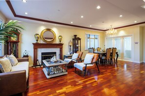 Smart TV, fireplace - Beautiful 4-bedroom house in Vancouver perfect for your getaway (Vancouver)
