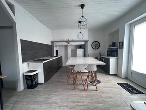 Fridge, microwave, oven, stovetop - House in Dordogne, near Sarlat and Domme (Saint-Martial-de-Nabirat)
