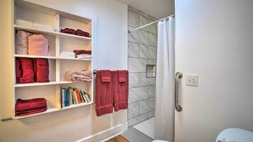 Dusche, Handtücher, Seife, Toilettenpapier