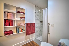 Douche, serviettes fournies, savon, papier toilette