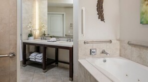 Asciugacapelli, asciugamani, sapone, carta igienica