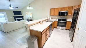 Microondas, horno, placa de cocina y lavavajillas