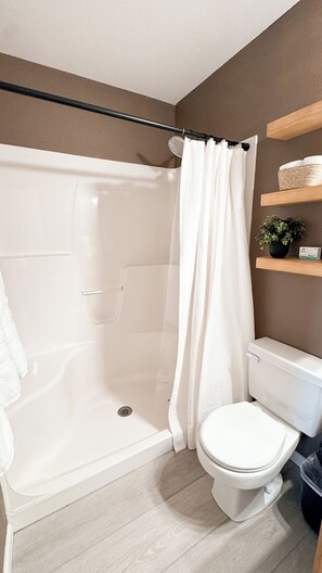 Shower, hair dryer, towels, soap - Beautiful Historic Lebanon Illinois 2 Bedroom Villa (Lebanon)