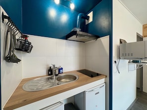 A compact kitchen with a sink, a small refrigerator, and a microwave. - Renovated beachfront apartment with parking - 6 pers (Saint-Jean-de-Monts)