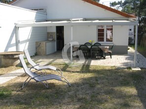 Outdoor dining - 3-Bedroom House near Beach for 4 in La Tranche-sur-Mer (La Tranche-sur-Mer)
