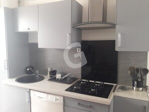 Fridge, microwave, oven, stovetop - 3-Bedroom House near Beach for 4 in La Tranche-sur-Mer (La Tranche-sur-Mer)