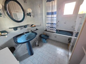 A bathroom with a sink, mirror, toilet, and bathtub. - Family house 6 pers, pets allowed, near beach (La Faute-sur-Mer)