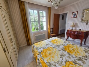 A bedroom with a bed, a dresser, a chair, a window, and a door. - Family house 6 pers, pets allowed, near beach (La Faute-sur-Mer)