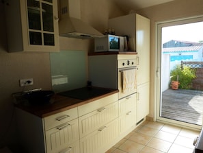 Fridge, microwave, oven, stovetop - Village house for 6 in La Terrière, pets allowed (La Tranche-sur-Mer)