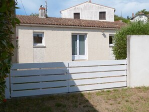 Exterior - Quiet house, 5 ppl, La Tranche Sur Mer, pets allowed (La Tranche-sur-Mer)