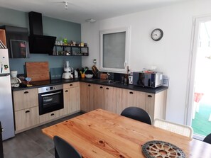 Fridge, microwave, oven, stovetop - Recent house near city center, 6 sleeps (La Tranche-sur-Mer)
