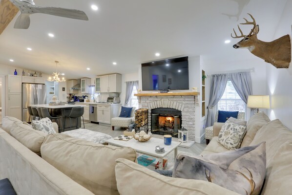 Televisión y chimenea 