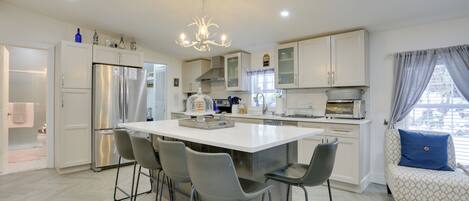 Réfrigérateur, micro-ondes, plaque de cuisson, lave-vaisselle