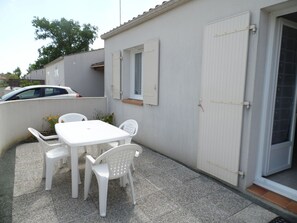 Outdoor dining - Single-storey cottage near beach with parking in L'Aiguillon-sur-Mer (L'Aiguillon-sur-Mer)