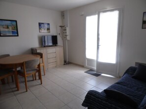 TV - Single-storey cottage near beach with parking in L'Aiguillon-sur-Mer (L'Aiguillon-sur-Mer)