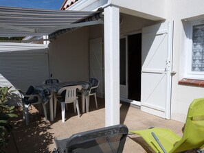 Outdoor dining - Cozy cottage with direct beach access (La Tranche-sur-Mer)
