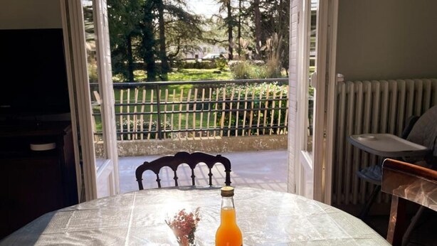 Ein Tisch mit Orangensaft, Olivenöl und einem Glas Rotwein.