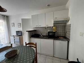 Jääkaappi, mikroaaltouuni, uuni, liesi