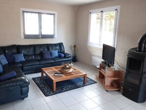 TV - House for 8 near beach, pets allowed (La Tranche-sur-Mer)