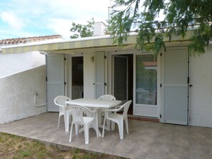 Outdoor dining - Quiet house near beach with parking and pets allowed (La Tranche-sur-Mer)