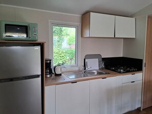 Jääkaappi, mikroaaltouuni, kahvin-/teenkeitin