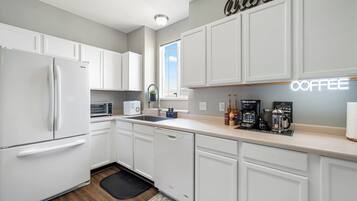 Frigorífico, microondas, horno y placa de cocina