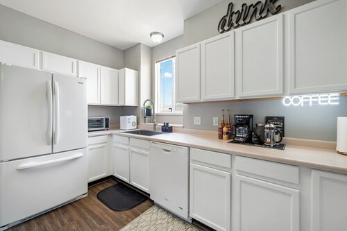 NEW! Stylish, Bright, Open, Mountain Views, King Beds, Fireplace, Two Balconies!