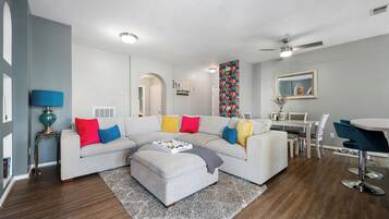 Smart-TV, Kamin, Bücher, Musikbibliothek