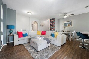 Smart-TV, Kamin, Bücher, Musikbibliothek