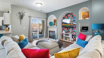 Smart TV, fireplace, books, music library