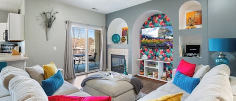 Smart-TV, Kamin, Bücher, Musikbibliothek