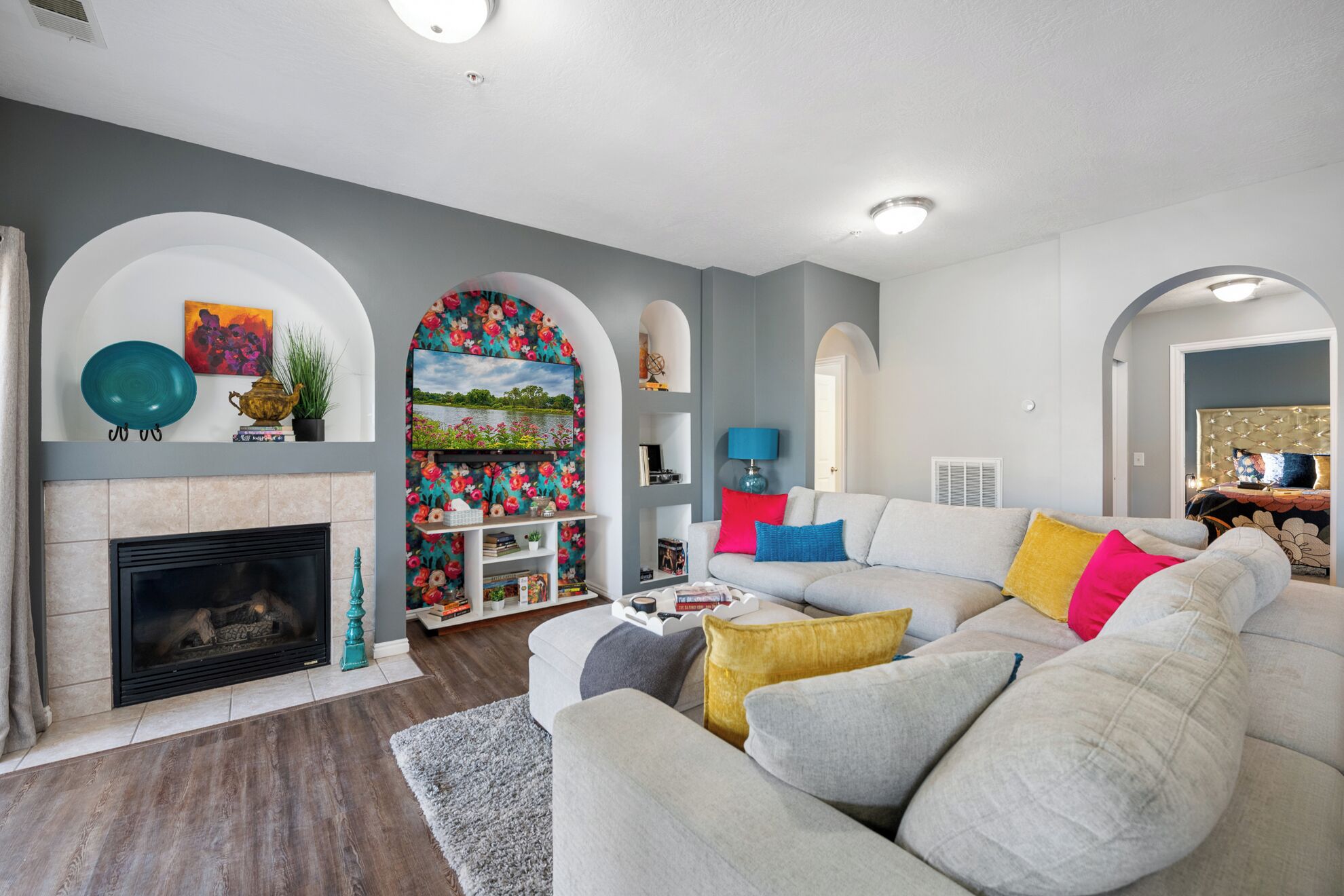 Una Smart TV, una chimenea, libros, una biblioteca de música