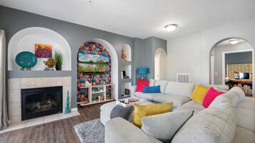 Una Smart TV, una chimenea, libros, una biblioteca de música