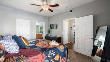 3 habitaciones, tabla de planchar con plancha y cuna de viaje