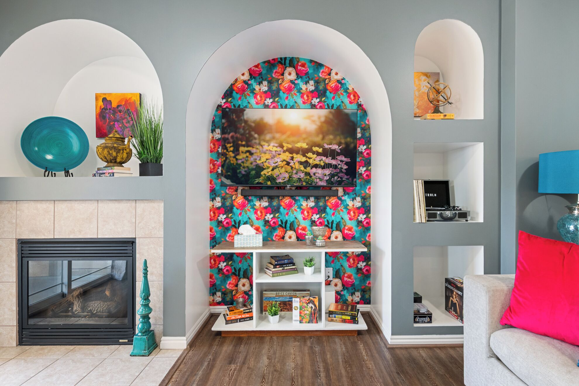 Smart-TV, Kamin, Bücher, Musikbibliothek