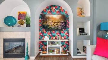 Smart-TV, Kamin, Bücher, Musikbibliothek