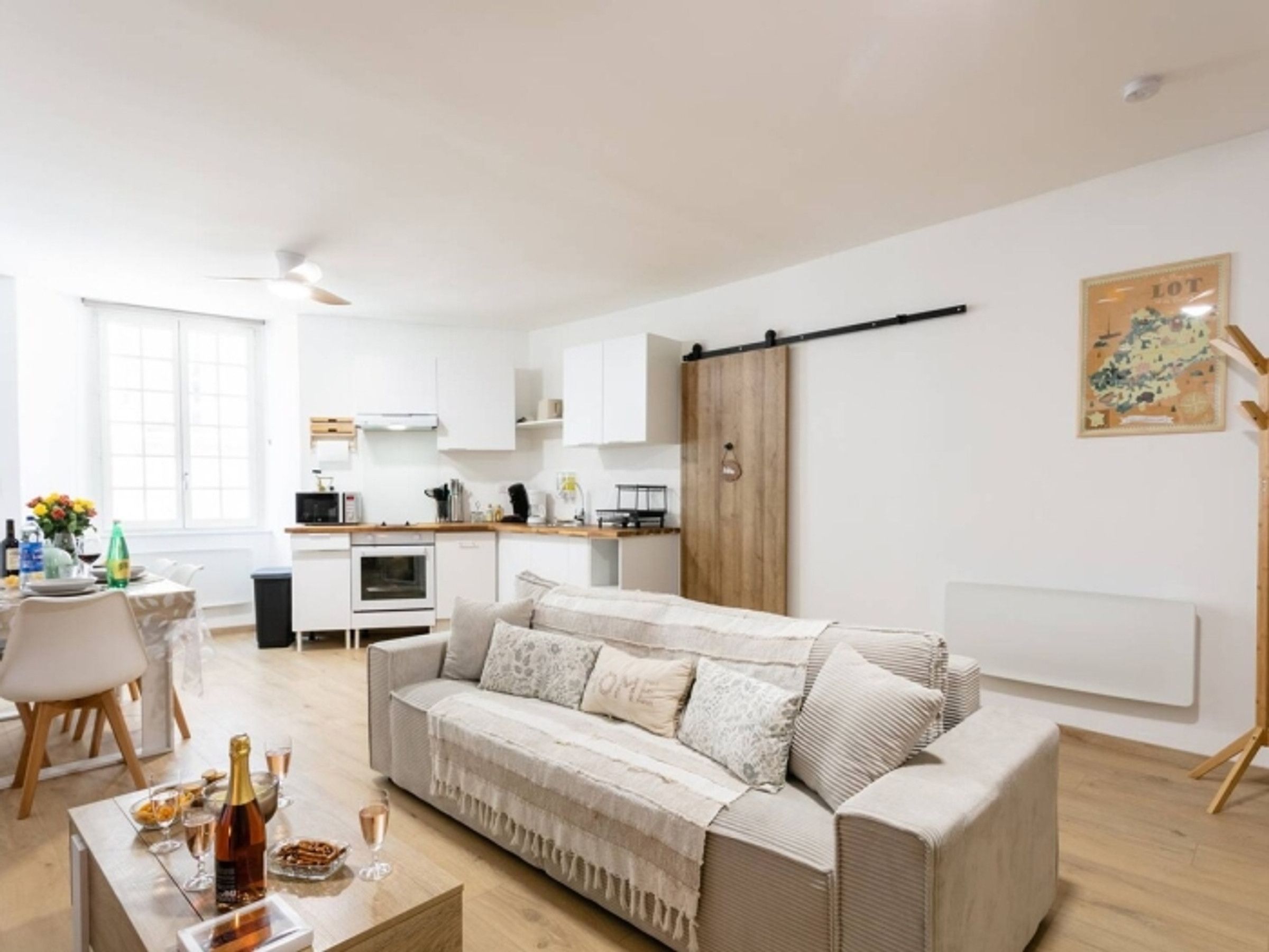 Un salon moderne avec un canapé, une table basse et un coin repas.