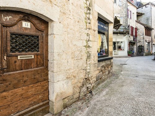 Charming apartment, 4 people, medieval village Martel, Pets allowed, Free WiFi