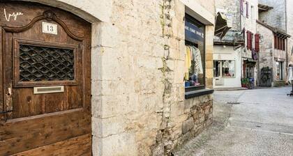 Charming apartment, 4 people, medieval village Martel, Pets allowed, Free WiFi