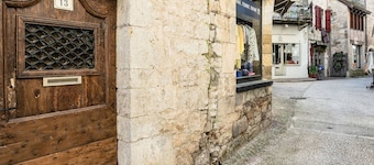 Charming apartment, 4 people, medieval village Martel, Pets allowed, Free WiFi