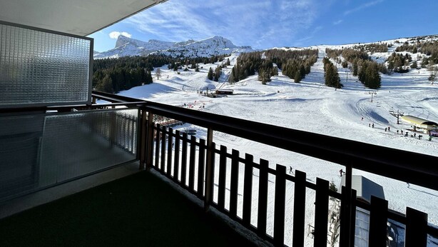 A balcony with a view of a snowy mountain landscape, including ski slopes and a clear sky. - Studio for 4 near slopes with free wifi and parking (Le Dévoluy)